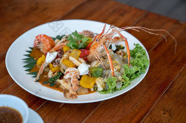 海鲜泰国混合煮熟的虾蟹鱿鱼色彩鲜艳的蔬菜菜木表格餐厅