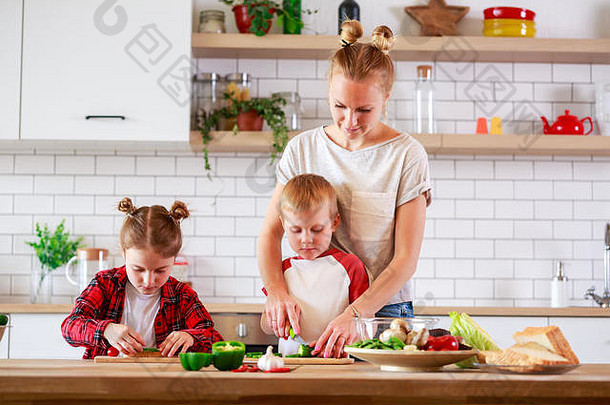 图像年轻的<strong>妈妈</strong>。女儿儿子烹饪表格