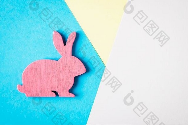 快乐复活节粉红色的木复活节兔子蓝色的白色黄色的背景时尚的有创意的照片
