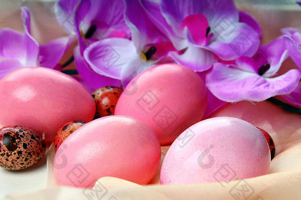 粉红色的复活节鸡蛋说谎丝绸织物