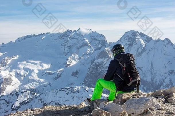 徒步旅行<strong>滑雪</strong>视图marmolada日落孤独的情绪视图冬天山晚间生活白云石山脉