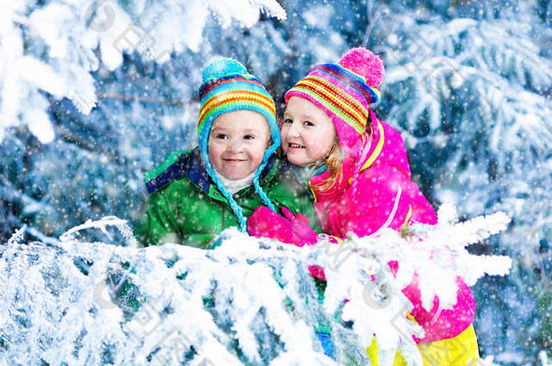 孩子们玩雪森林蹒跚学步的孩子们在户外冬天朋友玩雪圣诞节假期家庭