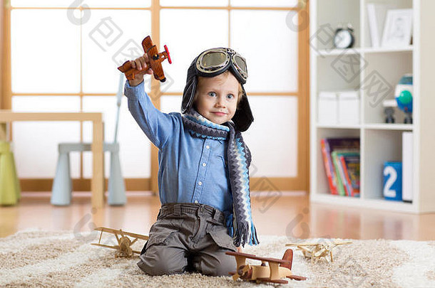 孩子假装飞行员孩子玩玩具飞机首页
