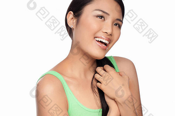裁剪头肩膀肖像漂亮的笑年轻的亚洲女人向上孤立的白色