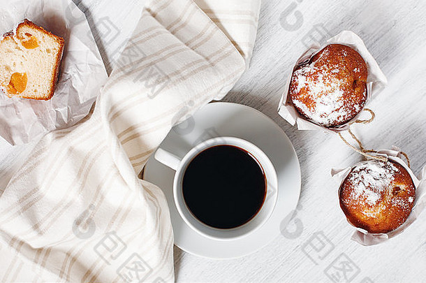 甜蜜的新鲜的烤自制的松饼杯黑色的咖啡早....早餐前视图