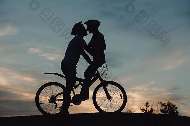 年轻的夫妇日落浪漫的晚上背景