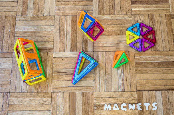 玩具磁铁木条镶花之地板地板上