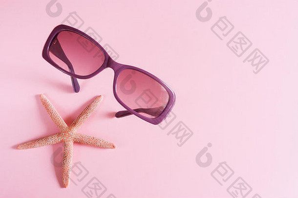 紫色的太阳镜海星粉红色的背景假期概念