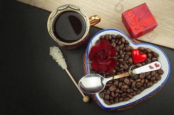浪漫的咖啡婚姻建议咖啡豆子黄金环早餐情人宣言爱情人节一天