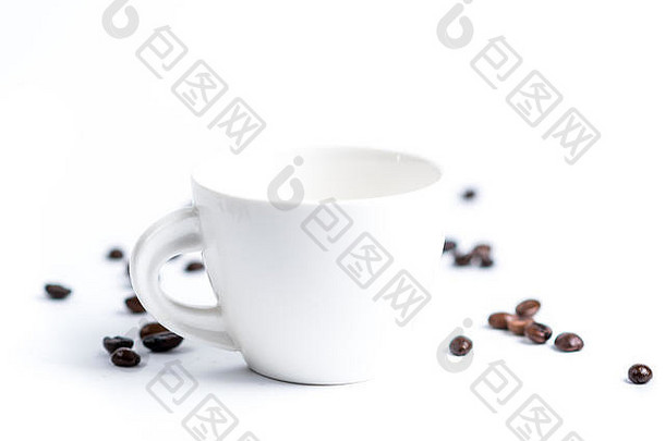 白色瓷杯烤咖啡豆孤立的白色背景