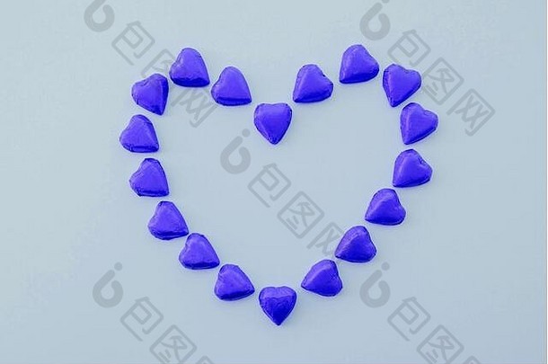 心形状使蓝色的甜蜜的巧克力柔和的Azure背景