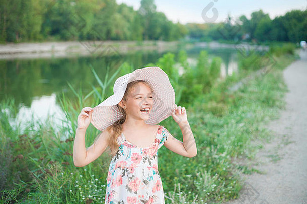 可爱的女孩学前教育年龄自然肖像积极的情绪快乐夏天一天