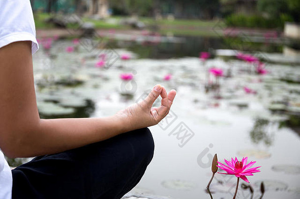 女人瑜伽冥想莲花池塘