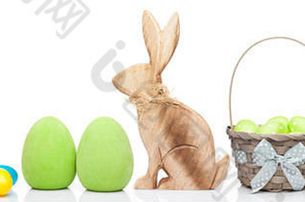 传统的复活节假期兔子鸡蛋白色背景