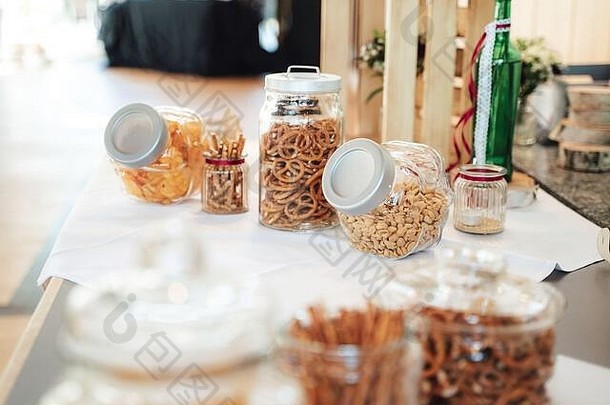 咸酒吧类型零食玻璃罐子装饰木表格白色表格布婚礼聚会，派对概念