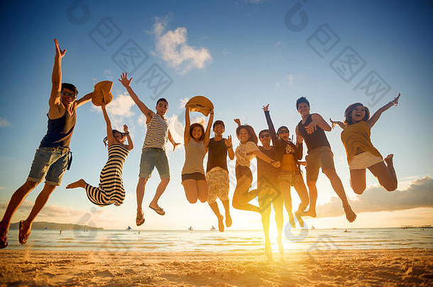 集团年轻的人跳海滩