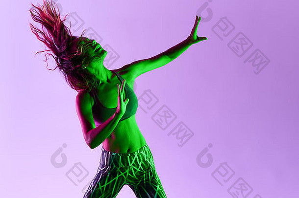 高加索人女人尊巴舞者跳舞健身练习孤立的色彩斑斓的背景