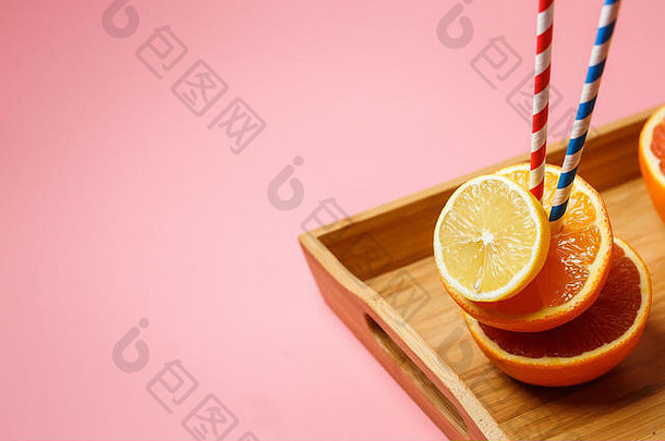 减少一半多汁的柑橘类粉红色的背景托盘玻璃汁