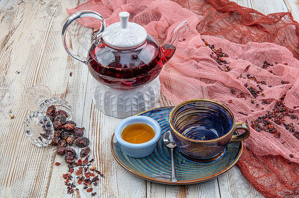 玫瑰果茶过程酝酿茶茶仪式杯新鲜酿造玫瑰果茶木背景