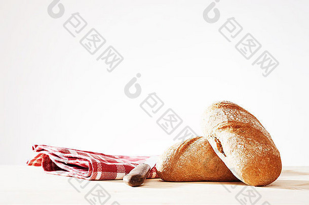 用全麦面粉做的面包毛巾面包刀自然光
