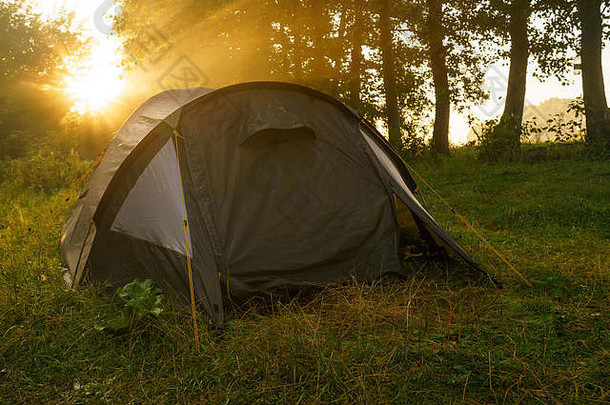野营帐篷河岸日出游客森林