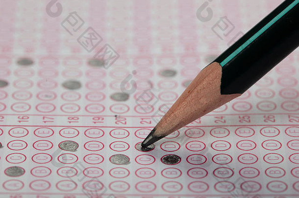 学校学生手采取考试写作检查持有铅笔光学形式标准化测试答案表最后考试班