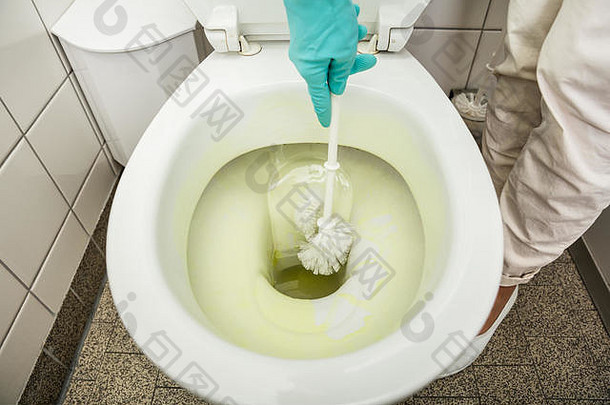 高角视图人手刷清洁厕所。。。碗