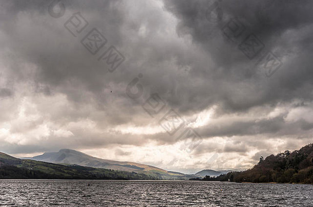 狂风暴雨的天空湖巴拉北威尔士