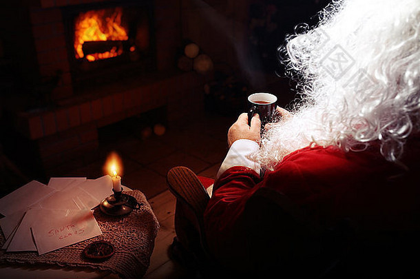 圣诞老人老人休息小屋壁炉热茶
