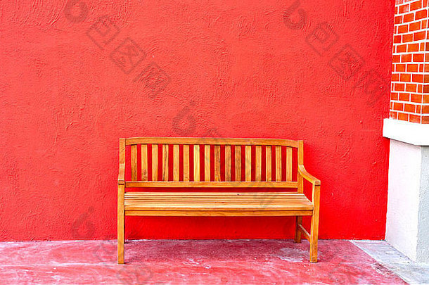 木板凳上空白墙座位红色的家具椅子户外房间公园放松自然场景金属复古的对象