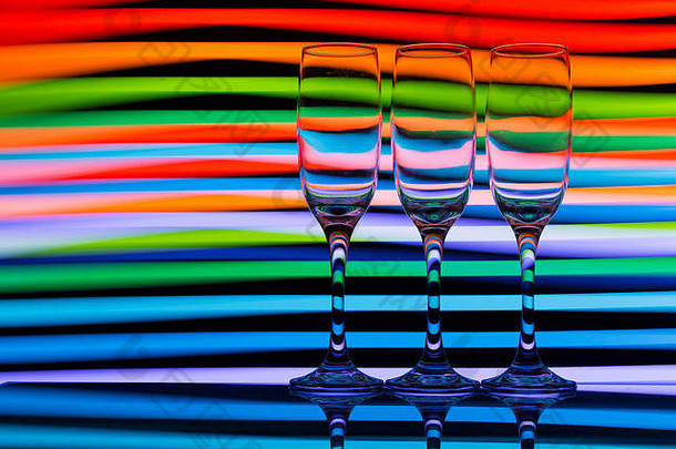 香槟眼镜行彩虹色彩斑斓的光绘画