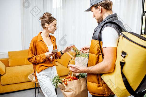 快递统一的热袋交付新鲜的食品杂货纸袋客户端首页女人接收在线订单