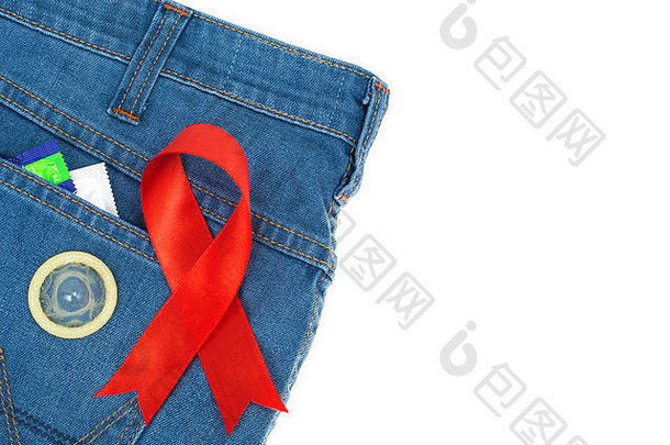 红色的丝带避孕套蓝色的牛仔裤背景概念意识保护艾滋病艾滋病毒12月