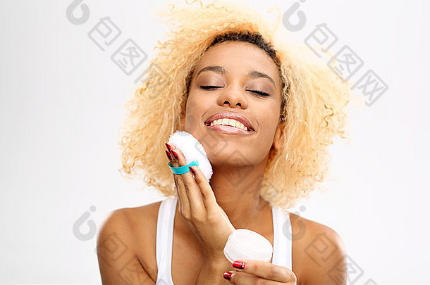 年轻的女人洗脸棉花拭子化妆品洗化妆化妆品清洗面部皮肤