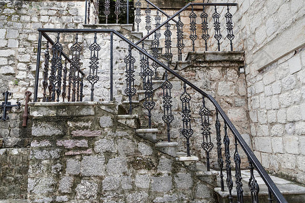 小镇肮脏的黑山共和国石头<strong>楼梯</strong>造成铁栏杆