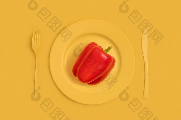 红色的贝尔胡椒前黄色的板刀叉黄色的背景视图前