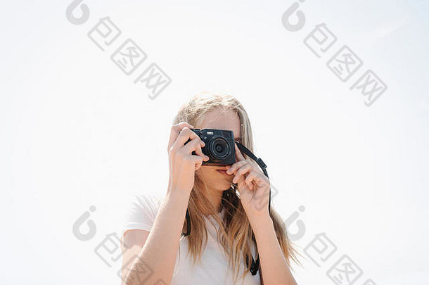 十几岁的女孩长金发碧眼的头发相机采取图片