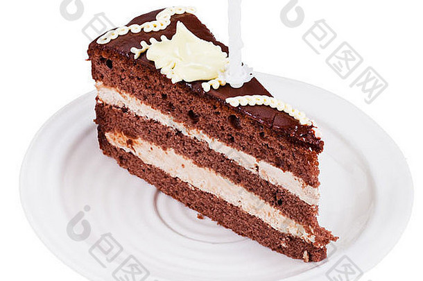 部分巧克力蛋糕蜡烛板孤立的白色背景