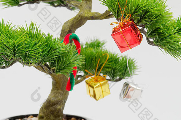 圣诞节装饰点缀挂人工盆景树组成红色的黄金银礼物盒子孤立的白色背景概念