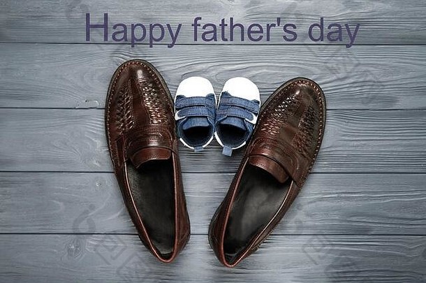 快乐父亲的一天概念鞋子爸爸儿子木背景的地方文本