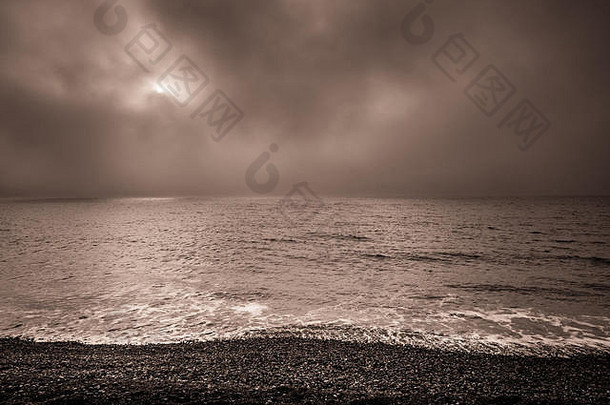 黑暗有雾的多雾的多云的黎明海滩英语海岸黑斯廷斯