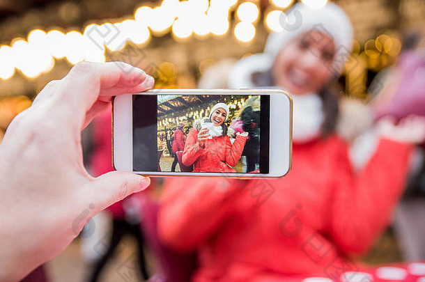 美丽的年轻的女人微笑电话图片圣诞节市场