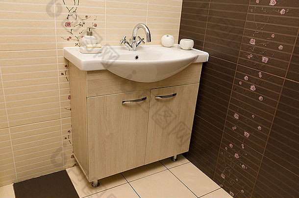浴室白色盥洗盆镀铬的起重机