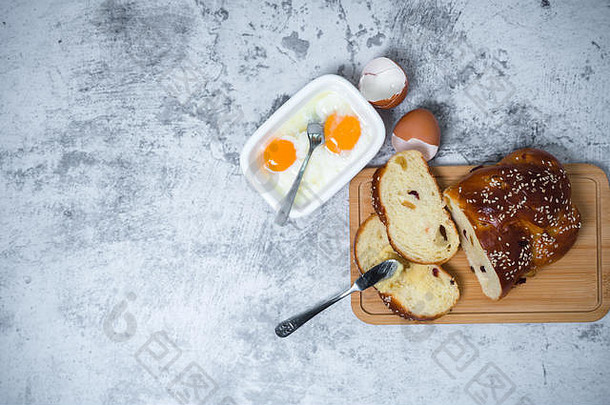 平躺早餐早午餐表格半熟的鸡蛋破碎的蛋贝壳食物喝概念