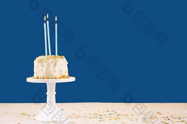 生日蛋糕蜡烛经典蓝色的生日聚会，派对庆祝活动概念水平大胆的固体背景