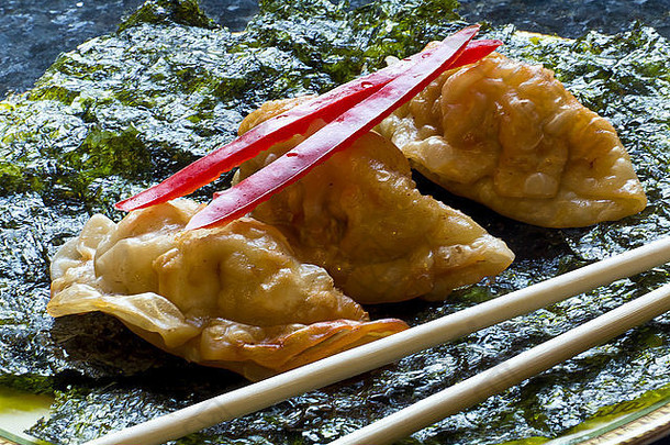 炸日本饺子脆皮烤海藻红色的胡椒装饰