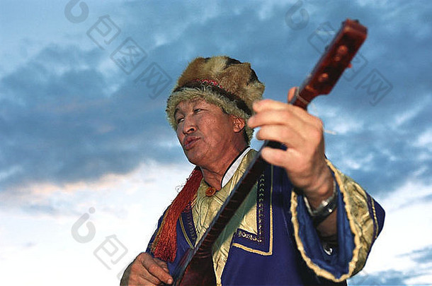 男人。阿尔泰语系服装玩国家音乐仪器托普舒尔唱首歌独特的的方式喉咙的唱歌国家