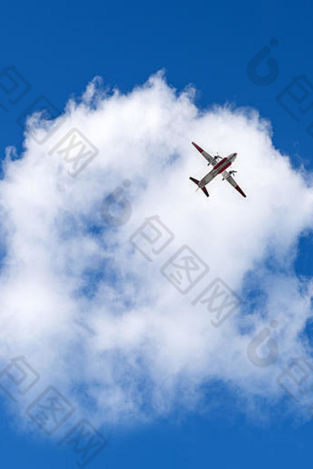 飞机天空美丽的云业务夏天假期旅行冒险概念