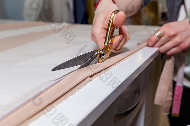 女手切割织物裁缝的剪刀模式纸白色表格