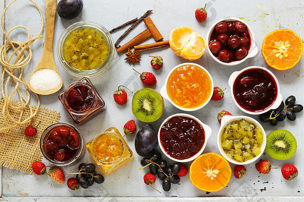 各种各样的浆果水果堵塞自制的罐头新鲜的浆果水果